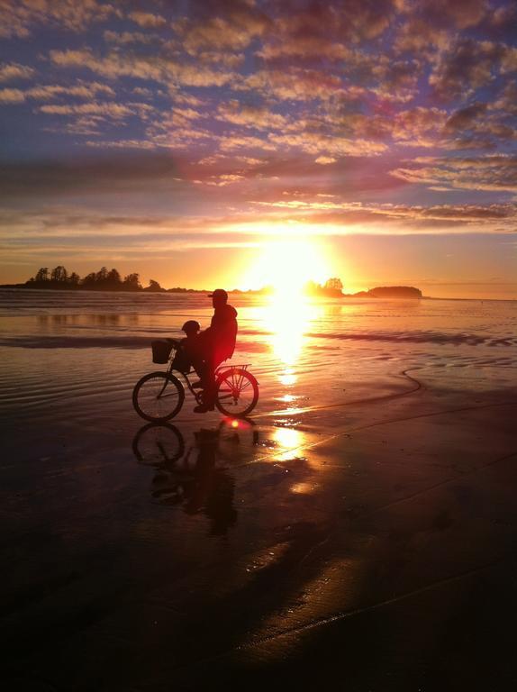 Black Bear Guesthouse Tofino Bagian luar foto