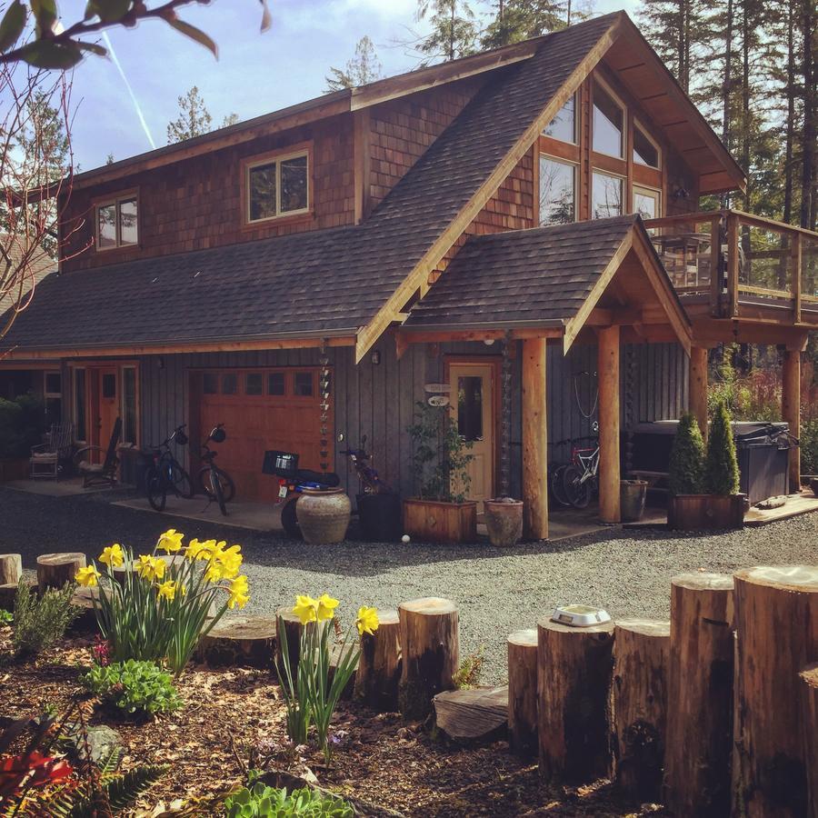 Black Bear Guesthouse Tofino Bagian luar foto