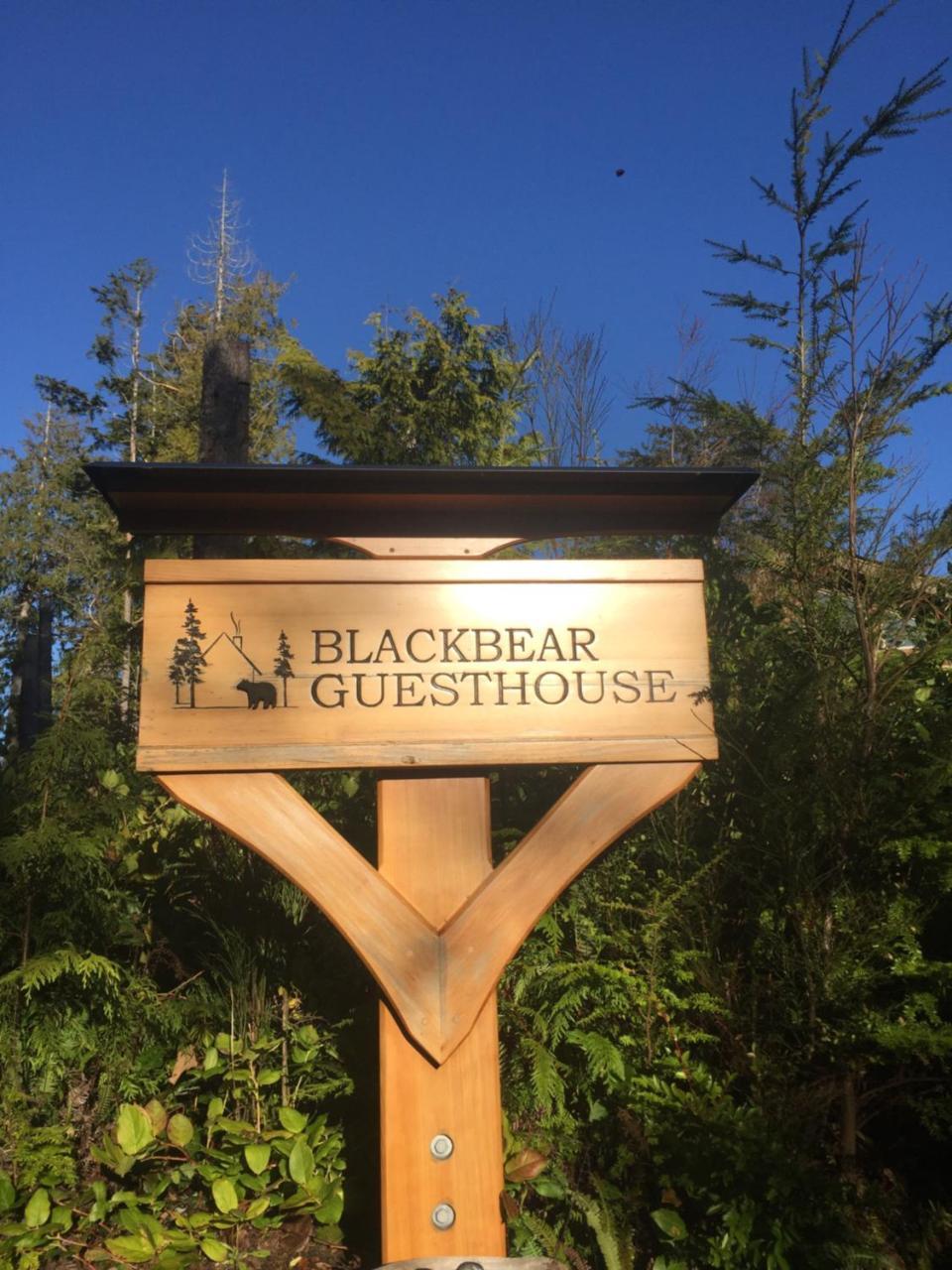 Black Bear Guesthouse Tofino Bagian luar foto