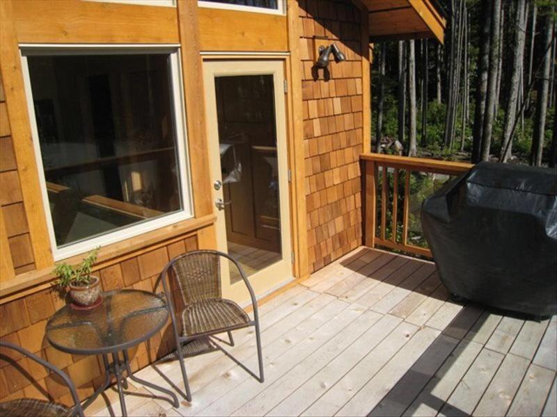 Black Bear Guesthouse Tofino Bagian luar foto