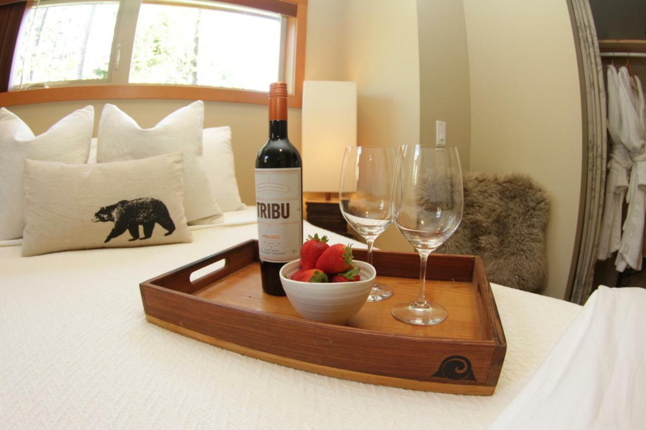 Black Bear Guesthouse Tofino Bagian luar foto