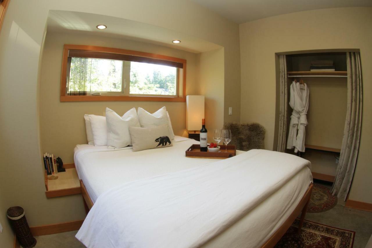 Black Bear Guesthouse Tofino Bagian luar foto